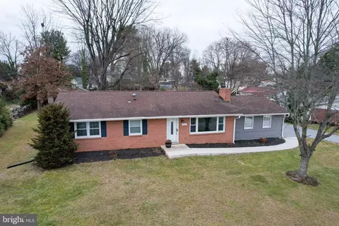 17744 Red Oak Dr, Hagerstown, MD 21740