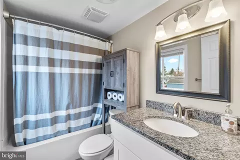 Bath - 25436 Warren Ave, Cascade, MD 21719 photo 1 of 1