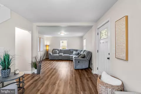 Entry Way - 25436 Warren Ave, Cascade, MD 21719 photo 2 of 4