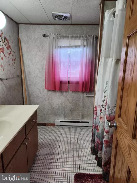 Bath - 12804 Bikle Rd, Smithsburg, MD 21783 photo 1 of 2