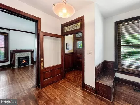 Entry Way - 61 E North Ave, Hagerstown, MD 21740 photo 3 of 13