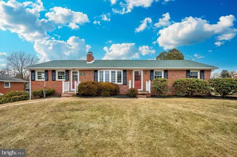 11807 Linbar Dr, Hagerstown, MD 21742