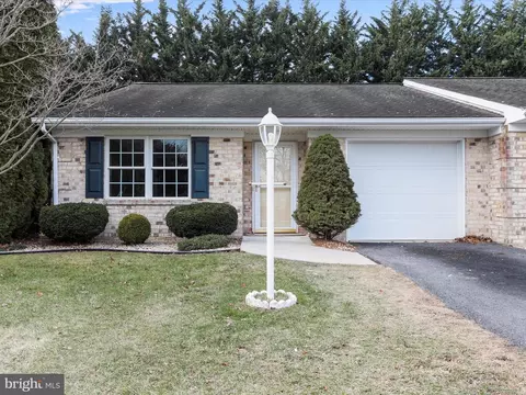 18037 Pin Oak Rd, Hagerstown, MD 21740