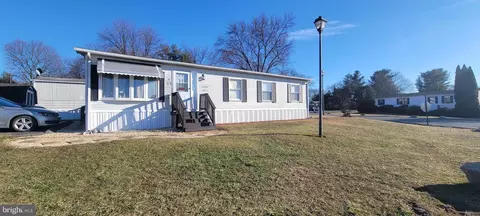 11415 Lakeside Dr, Hagerstown, MD 21740