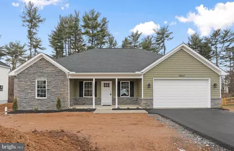 10827 Hershey Dr, Williamsport, MD 21795
