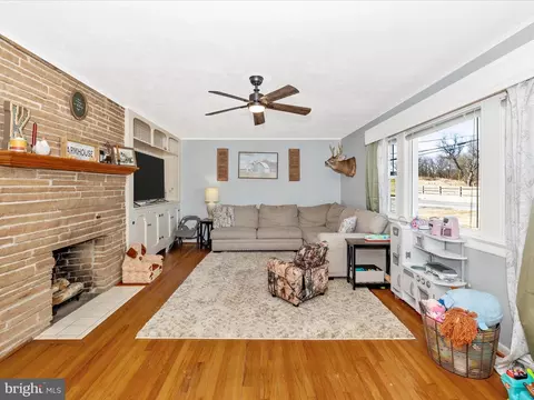 Living - 20403 Old Forge Rd, Hagerstown, MD 21742 photo 2 of 5