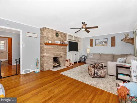 Living - 20403 Old Forge Rd, Hagerstown, MD 21742 photo 3 of 5