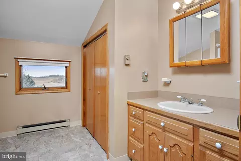 Bath - 13810 Franks Run Rd, Smithsburg, MD 21783 photo 4 of 7