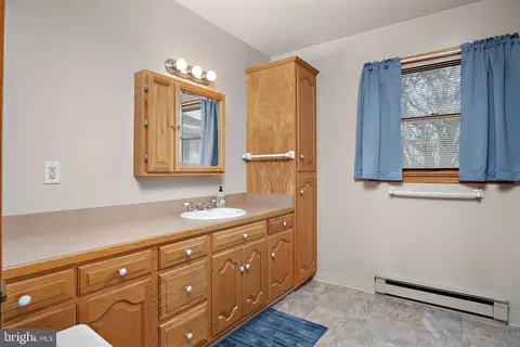 Bath - 13810 Franks Run Rd, Smithsburg, MD 21783 photo 2 of 7