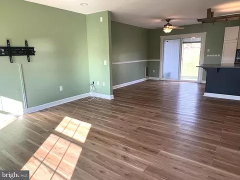 Living - 100 Vodys Ct, Smithsburg, MD 21783 photo 2 of 4