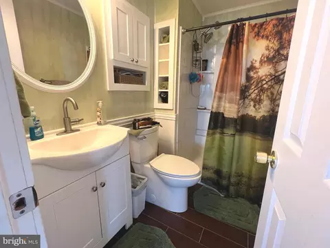 Bath - 100 Vodys Ct, Smithsburg, MD 21783 photo 2 of 2