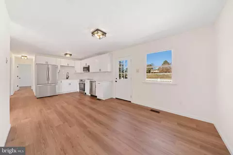 Living - 6 W Douglas Ct, Smithsburg, MD 21783 photo 2 of 4