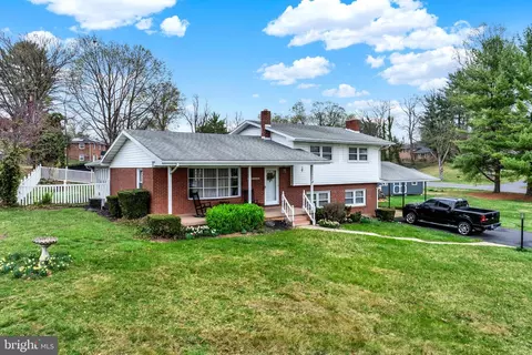 17802 Red Oak Dr, Hagerstown, MD 21740