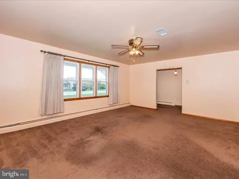 Living - 14244 Windy Haven Rd, Smithsburg, MD 21783 photo 2 of 6