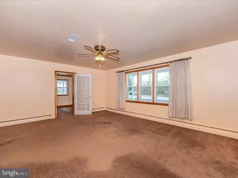Living - 14244 Windy Haven Rd, Smithsburg, MD 21783 photo 3 of 6