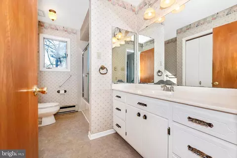 Bath - 13120 Ingram Dr, Smithsburg, MD 21783 photo 1 of 2