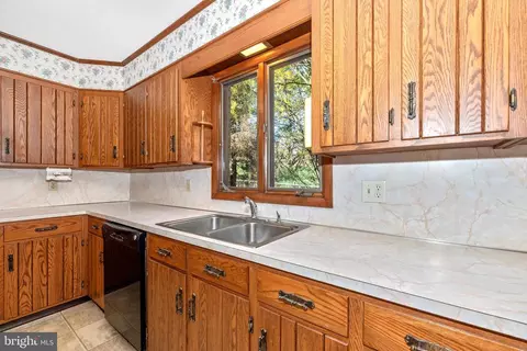 Kitchen - 13120 Ingram Dr, Smithsburg, MD 21783 photo 10 of 10