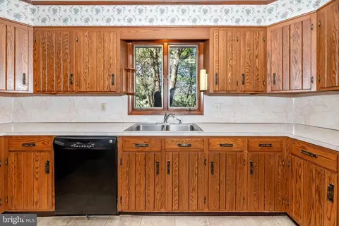 Kitchen - 13120 Ingram Dr, Smithsburg, MD 21783 photo 9 of 10