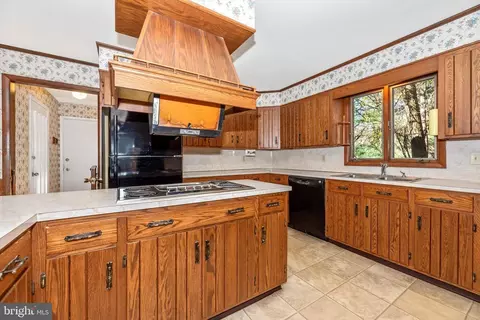 Kitchen - 13120 Ingram Dr, Smithsburg, MD 21783 photo 5 of 10