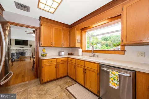 Kitchen - 22019 Mohawk Dr, Smithsburg, MD 21783 photo 3 of 5