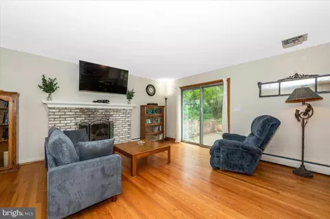 Living - 22019 Mohawk Dr, Smithsburg, MD 21783 photo 2 of 4