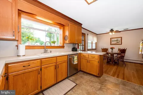Kitchen - 22019 Mohawk Dr, Smithsburg, MD 21783 photo 4 of 5