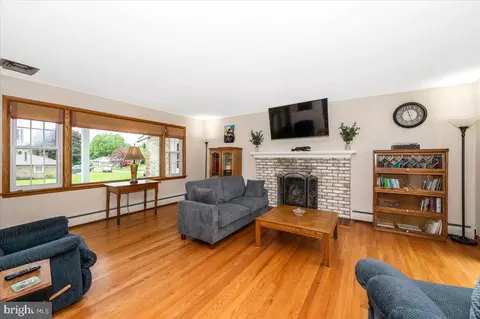 Living - 22019 Mohawk Dr, Smithsburg, MD 21783 photo 3 of 4