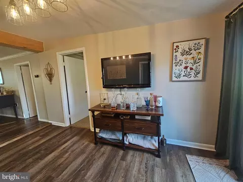 Entry Way - 25209 Elhuff Ct, Cascade, MD 21719 photo 10 of 13