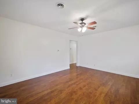 Living - 932 Chestnut St, Hagerstown, MD 21740 photo 2 of 3