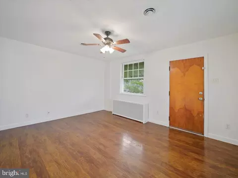 Living - 932 Chestnut St, Hagerstown, MD 21740 photo 3 of 3