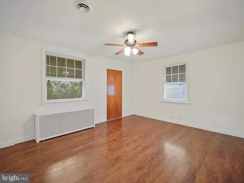 Living - 932 Chestnut St, Hagerstown, MD 21740 photo 1 of 3