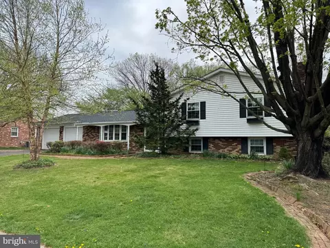 10837 Oak Valley Dr, Hagerstown, MD 21740