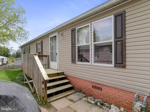 12017 Heather Dr, Hagerstown, MD 21740