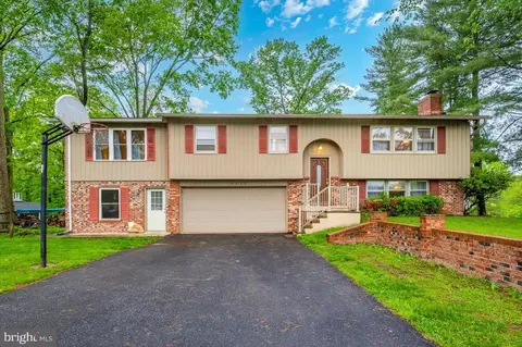 18222 Candlewood Ln, Hagerstown, MD 21740