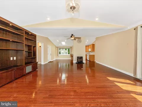 Living - 22028 Beaverbrook Dr, Smithsburg, MD 21783 photo 4 of 5