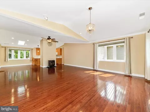 Living - 22028 Beaverbrook Dr, Smithsburg, MD 21783 photo 3 of 5