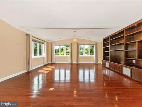 Living - 22028 Beaverbrook Dr, Smithsburg, MD 21783 photo 2 of 5