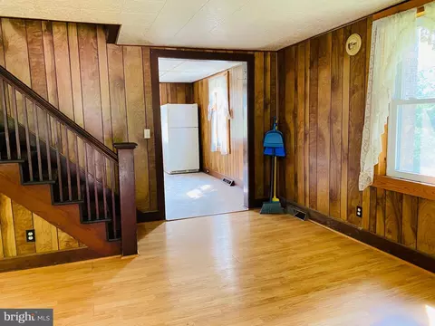 Living - 24707 Oaks Ave, Cascade, MD 21719 photo 3 of 3