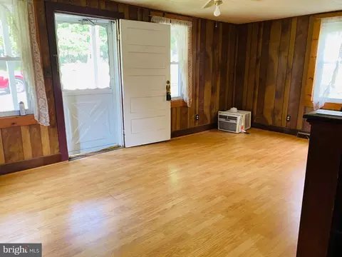 Living - 24707 Oaks Ave, Cascade, MD 21719 photo 2 of 3