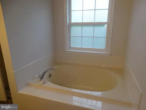 Bath - 112 Colton Ct, Smithsburg, MD 21783 photo 2 of 4