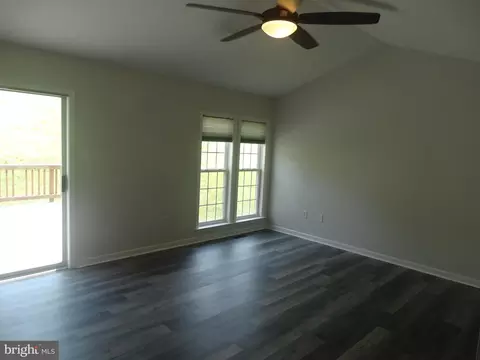 Living - 112 Colton Ct, Smithsburg, MD 21783 photo 2 of 8