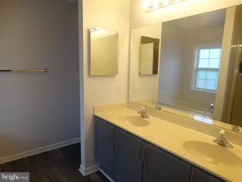 Bath - 112 Colton Ct, Smithsburg, MD 21783 photo 1 of 4