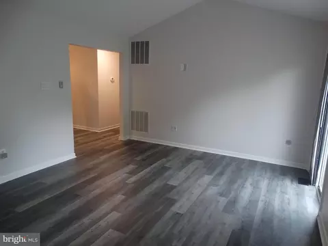 Living - 112 Colton Ct, Smithsburg, MD 21783 photo 3 of 8