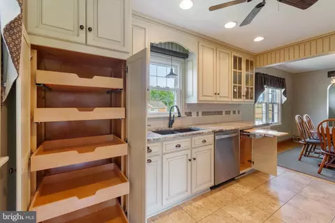 Kitchen - 13707 National Pike, Clear Spring, MD 21722 photo 2 of 4