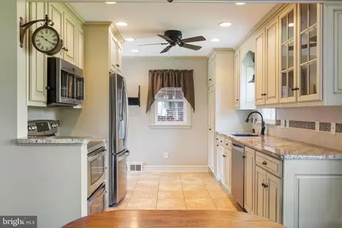 Entry Way - 13707 National Pike, Clear Spring, MD 21722 photo 1 of 8