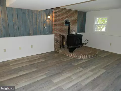 Living - 115 Kevins Ct, Smithsburg, MD 21783 photo 4 of 5