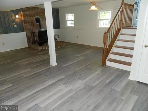 Living - 115 Kevins Ct, Smithsburg, MD 21783 photo 2 of 5