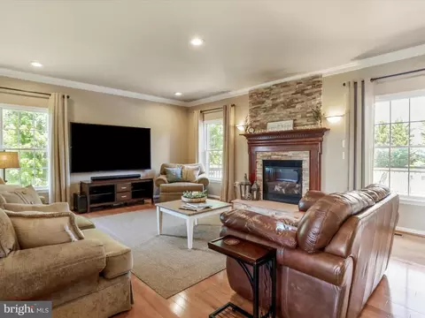 Living - 22124 Whitestone Ct, Smithsburg, MD 21783 photo 4 of 8