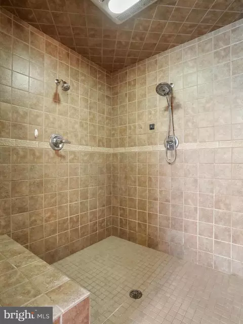 Bath - 22124 Whitestone Ct, Smithsburg, MD 21783 photo 2 of 9