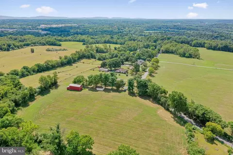 11727 Walnut Point Rd, Hagerstown, MD 21740